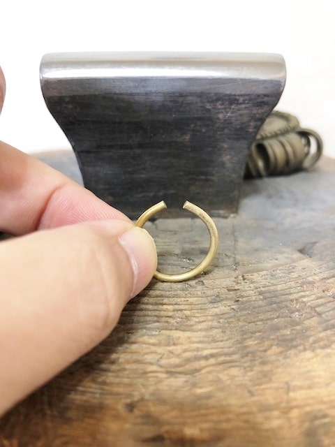 隙間のある真鍮のリング