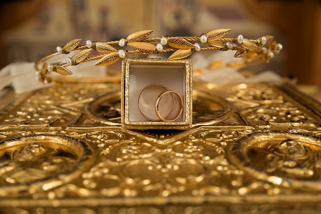 金の指輪と装飾