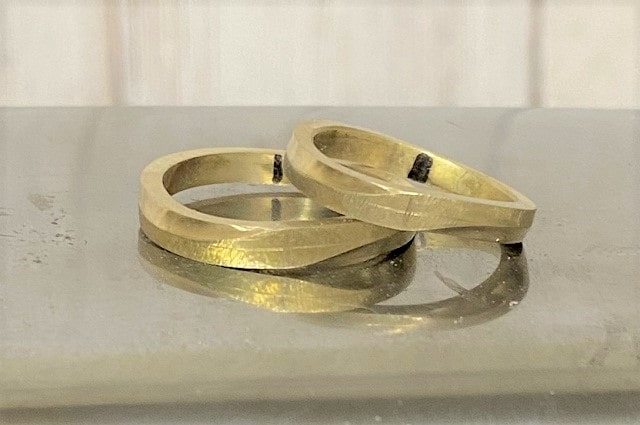 金床の上の真鍮の指輪