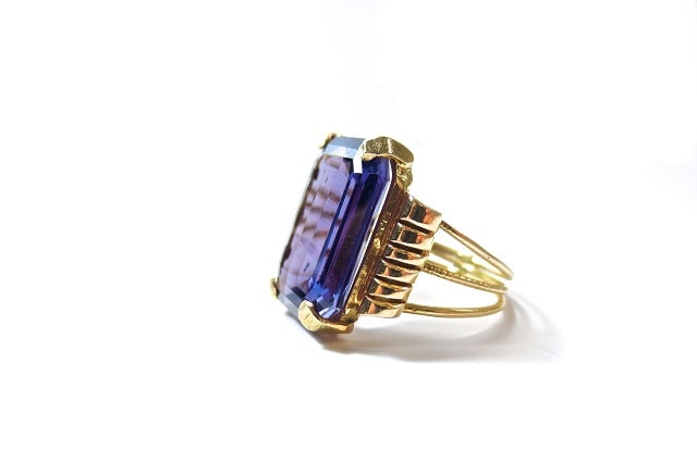 紫の宝石が付いた指輪