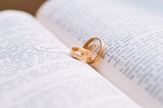 本と結婚指輪