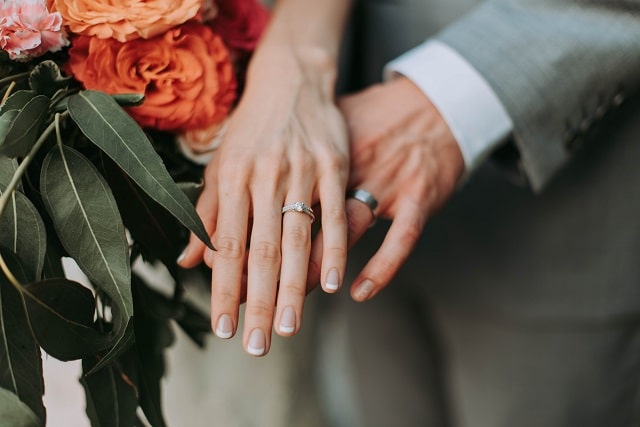 重ねた手と結婚指輪