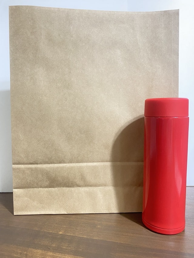 紙袋と水筒①